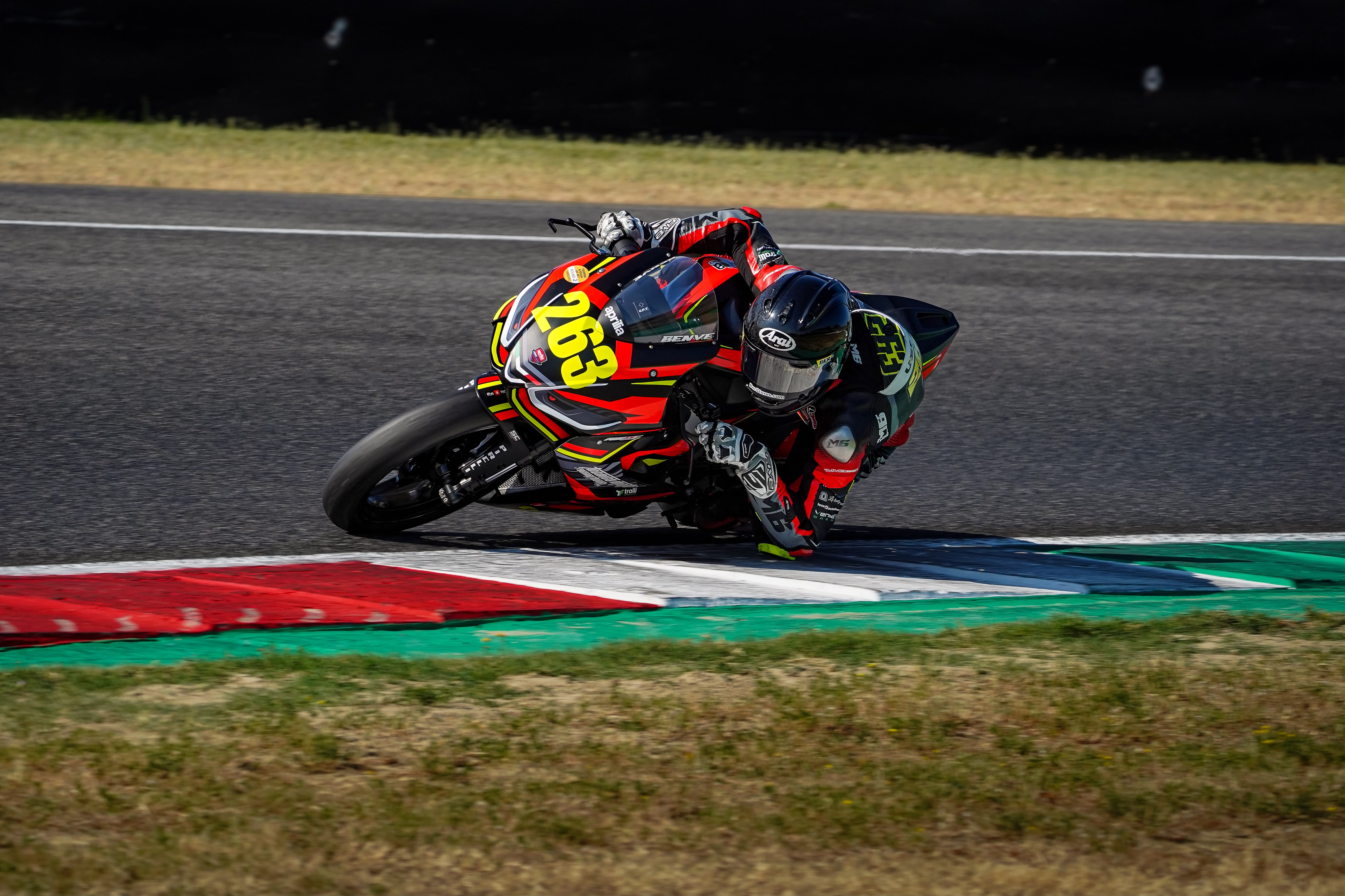 Pilota M6 in piega sull’Aprilia numero 263